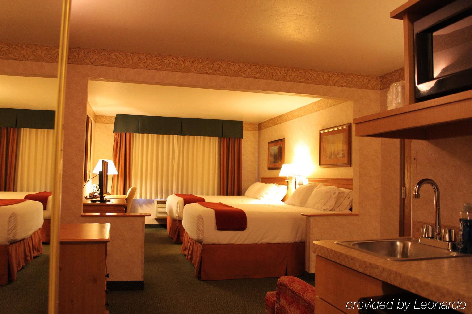Holiday Inn Express Hotel & Suites Raton By Ihg Exterior photo