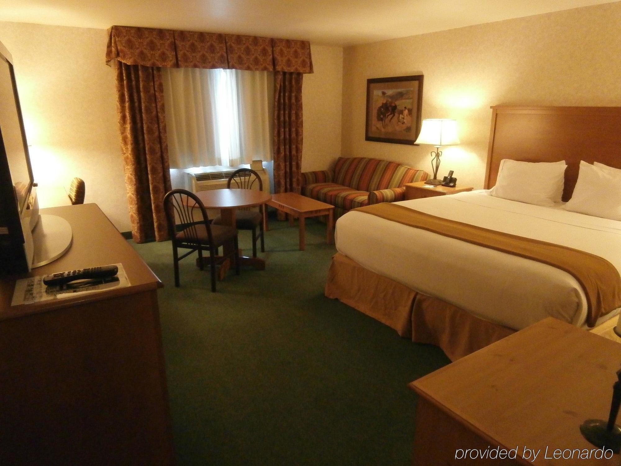Holiday Inn Express Hotel & Suites Raton By Ihg Exterior photo